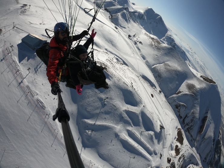 Tekerlekli Sandalyesini Bırakıp Hayallerine Uçtu