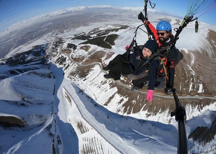 Tekerlekli Sandalyesini Bırakıp Hayallerine Uçtu