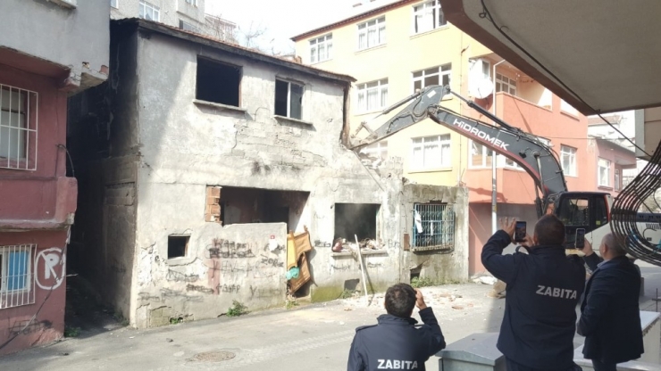 Eyüpsultan’da Tehlike Saçan Metruk Yapılar Yıkıldı