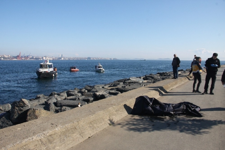 Fatih’te Denizde Erkek Cesedi Bulundu