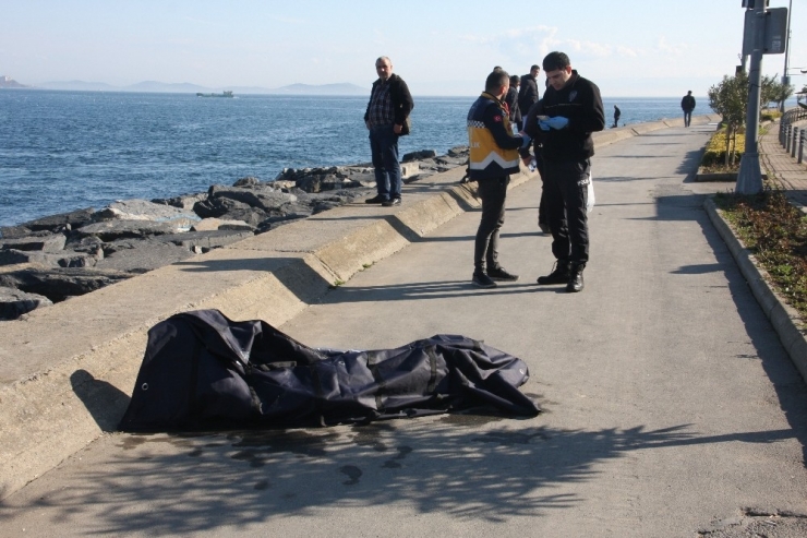 Fatih’te Denizde Erkek Cesedi Bulundu