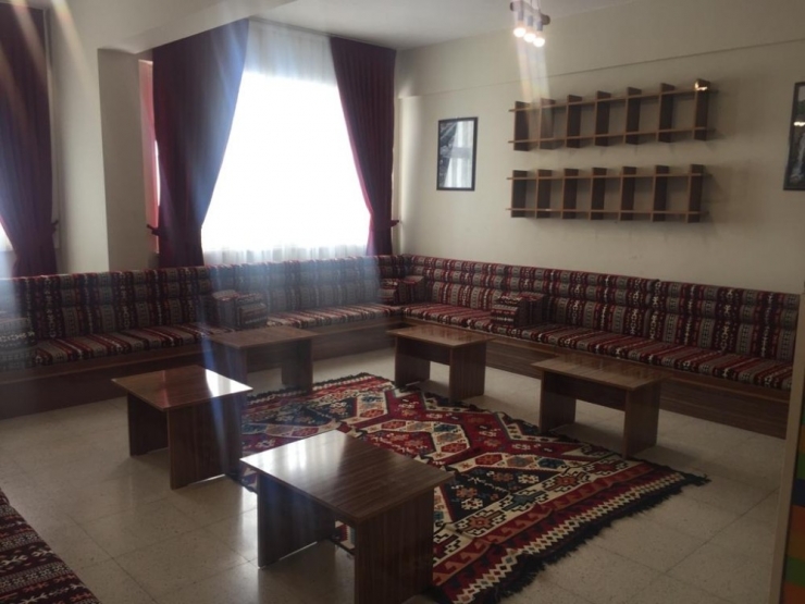 Hakkarili Öğrencilerin Konforlu Divan Sevinci