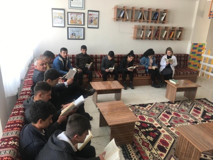 Hakkarili Öğrencilerin Konforlu Divan Sevinci