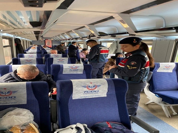 Jandarmadan Yolcu Trenlerine Asayiş Uygulaması