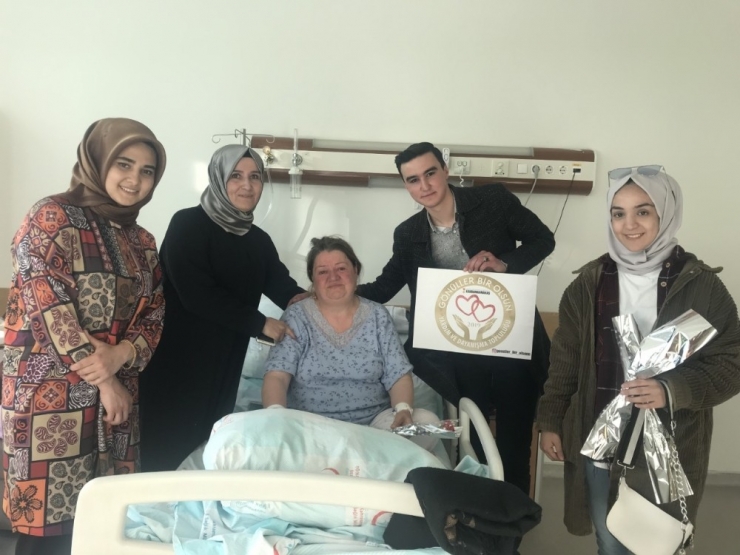 Gönüllüler Hastaları Ziyaret Ederek Moral Verdiler