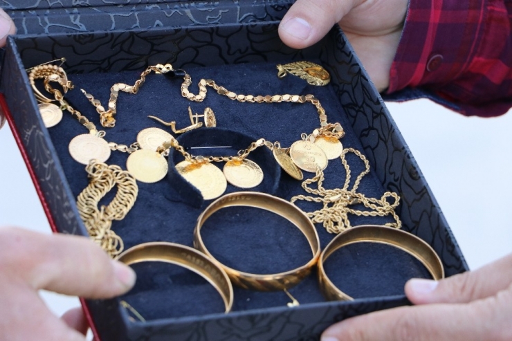 Nişanlanan Kızının Altınlarını Dolandırıcılara Kaptırmaktan Polis Kurtardı