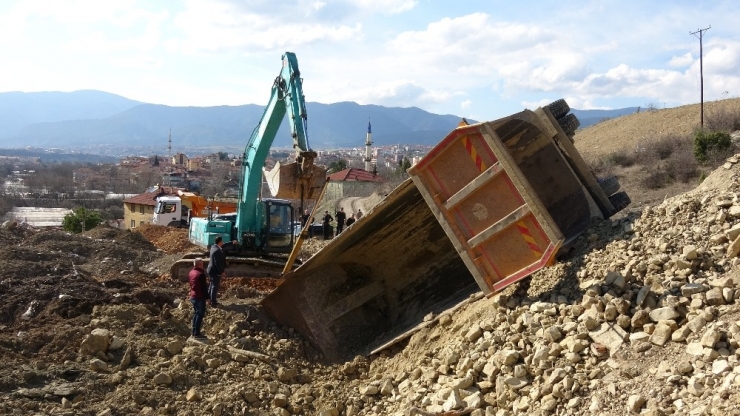 Hafriyat Boşaltan Kamyon Devrildi: 1 Yaralı