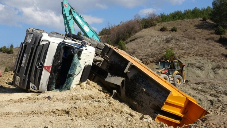 Hafriyat Boşaltan Kamyon Devrildi: 1 Yaralı