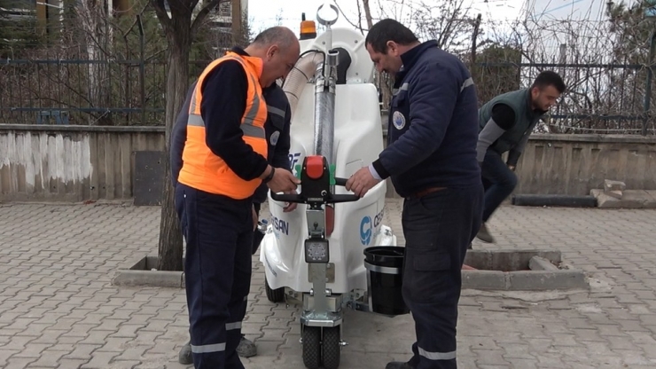 Belediye Başkanı İşçi Kıyafetiyle Temizlik Yaptı