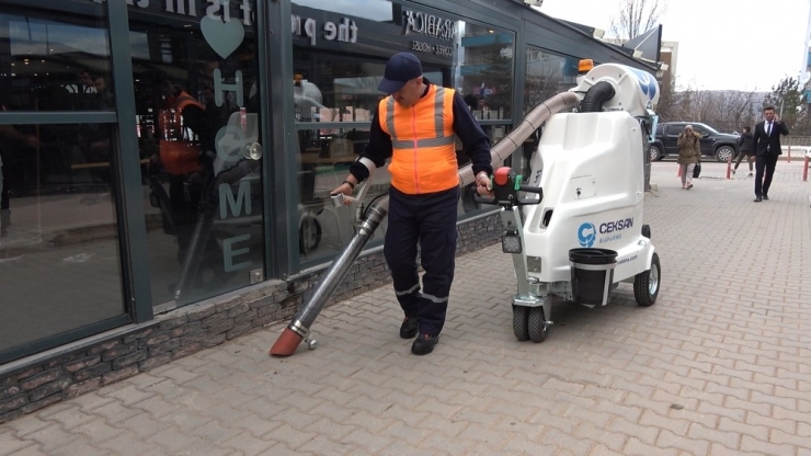 Belediye Başkanı İşçi Kıyafetiyle Temizlik Yaptı