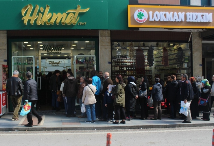 Kocaeli’de Koronavirüsten Korunmak İsteyenler Kolonyacılara Akın Etti