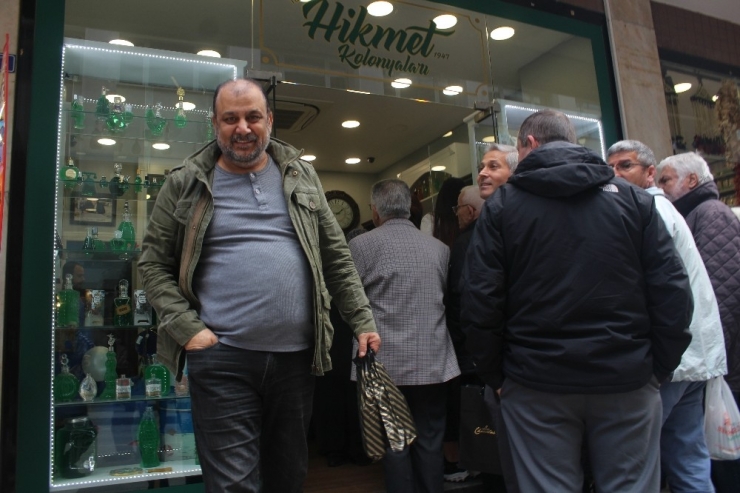 Kocaeli’de Koronavirüsten Korunmak İsteyenler Kolonyacılara Akın Etti