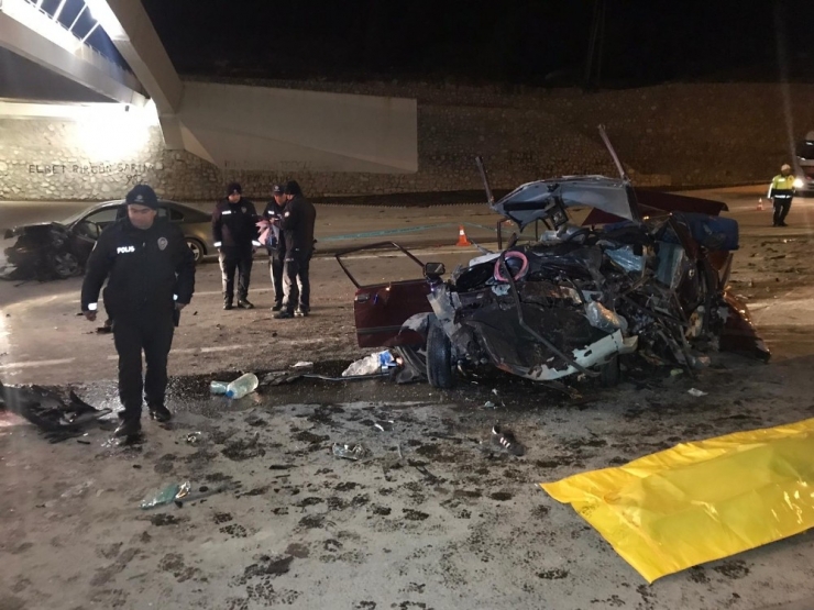 İki Otomobil Kafa Kafaya Çarpıştı: 3 Ölü