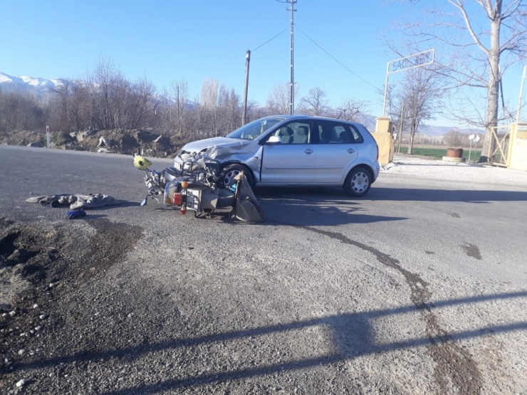 Otomobil Motosikletle Çarpıştı: 2 Yaralı