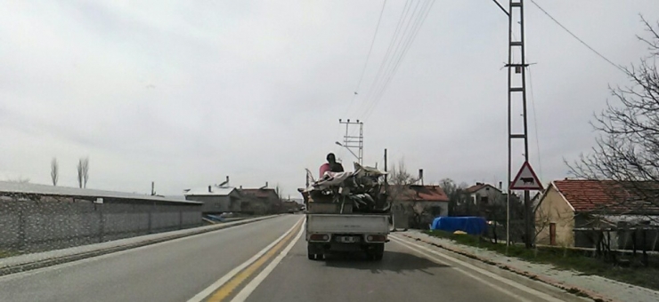 Kamyon Kasasındaki Tehlikeli Yolculuk Kamerada