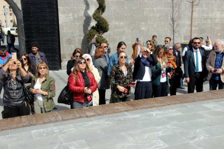 Turizm Bakanının Eşi, Tarihi Kayseri Kalesi’ni Gezdi