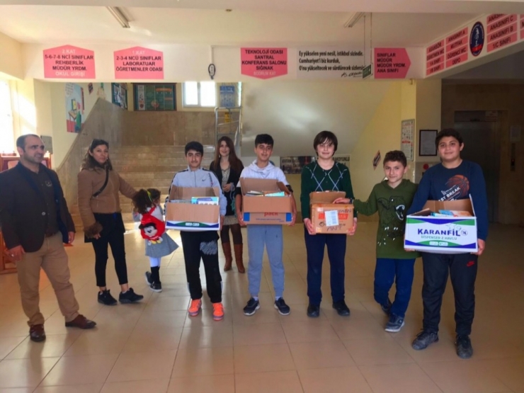 Öğrencilerden, Kitabı Olmayan Okullara Kitap Bağışı