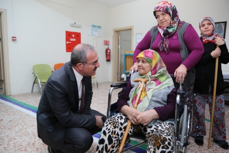 Sağlık Kurumlarını Ziyaret Etti