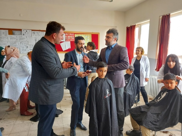 Köy Okullarındaki Öğrencilere Ücretsiz Saç Bakımı