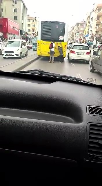 Otobüsün Arkasına Takılan Patenli Gençlerin Tehlikeli Yolculuğu Kamerada