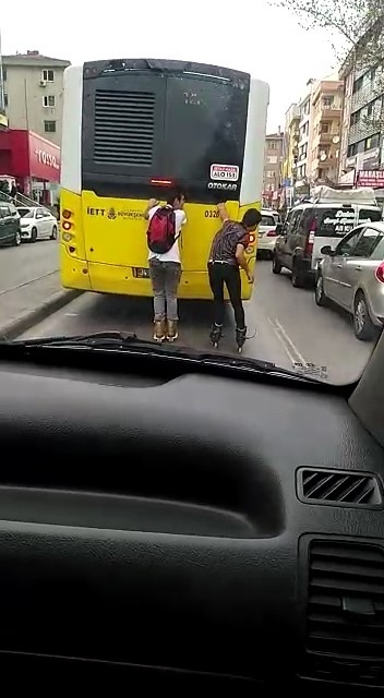 Otobüsün Arkasına Takılan Patenli Gençlerin Tehlikeli Yolculuğu Kamerada