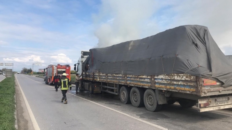 Tır Dorsesindeki Geri Dönüşüm Malzemeleri Alev Aldı