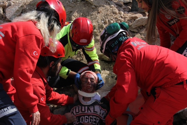 Mersin’deki Deprem Tatbikatı Nefes Kesti
