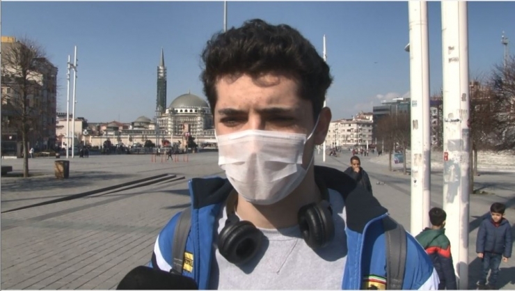 Taksim Meydanı’nda Vatandaşların Korona Virüs Önlemi