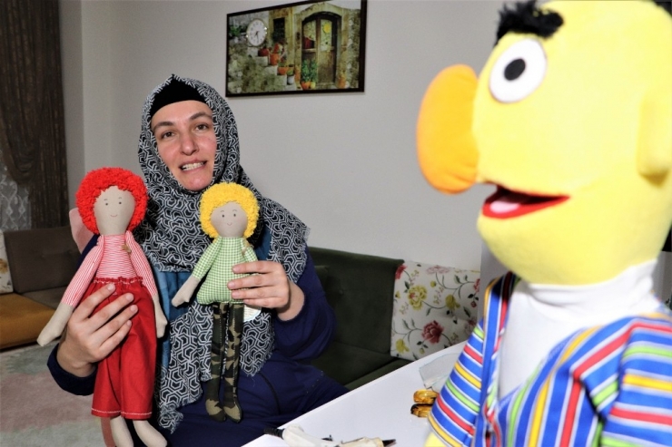 Yaptığı Kuklalar Çocukları Okula Bağlıyor