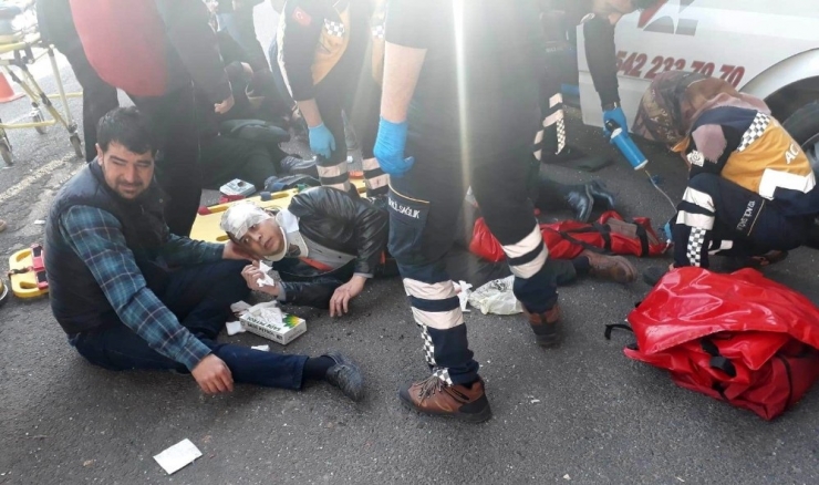 Şanlıurfa’da İşçi Servisleri Kaza Yaptı: 18 Yaralı