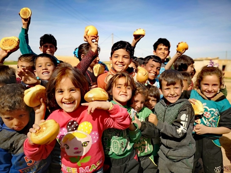 Mehmetçik Ekmeğini Suriyelilerle Paylaşıyor