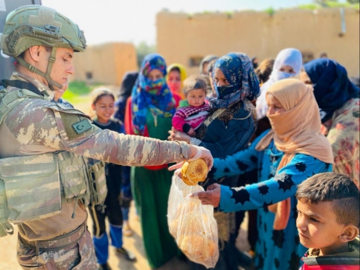 Mehmetçik Ekmeğini Suriyelilerle Paylaşıyor