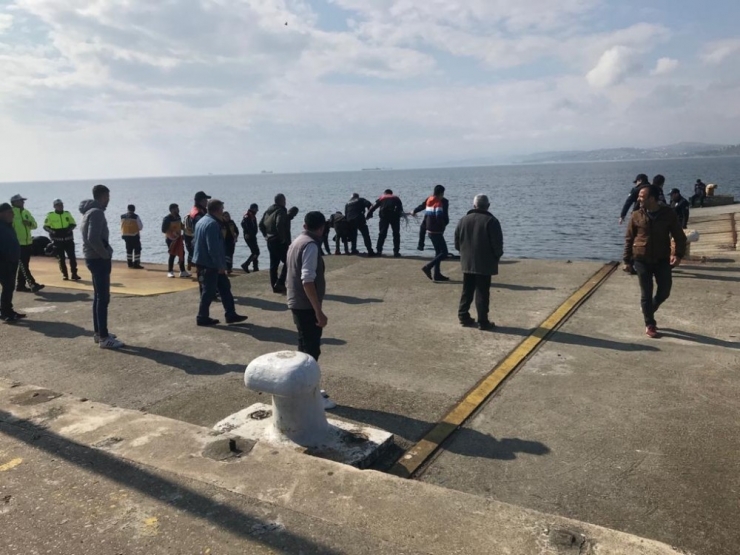 İskeleden Denize Atlayan Şahsı Polis Kurtardı