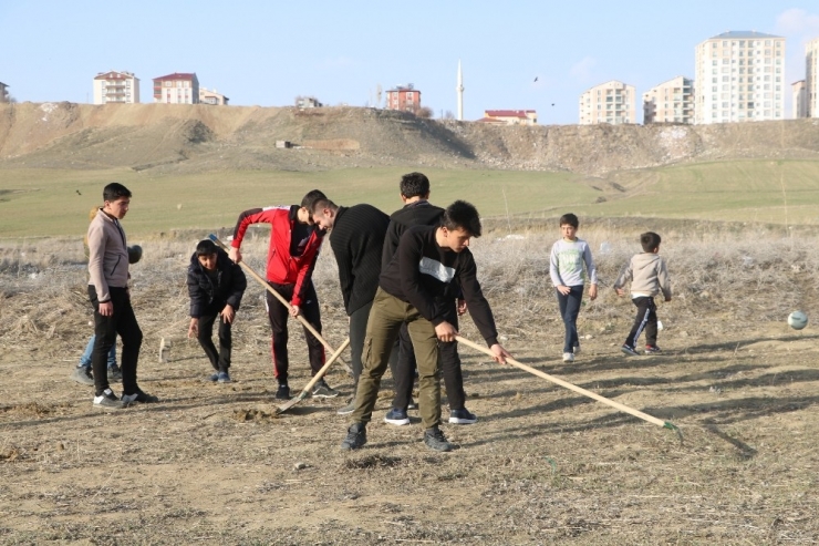 Minik Eller, Tırmık Ve Kürekle Kendi Futbol Sahalarını Kendileri Yaptı