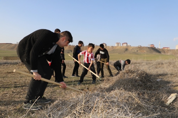 Minik Eller, Tırmık Ve Kürekle Kendi Futbol Sahalarını Kendileri Yaptı