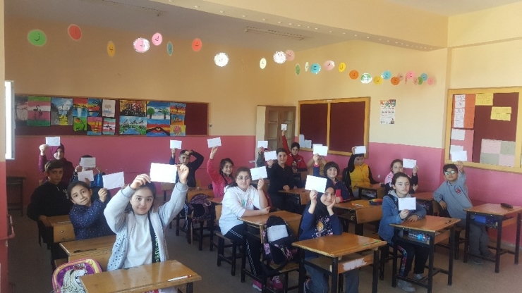Öğrencilerden Mehmetçiğe 200 Mektup