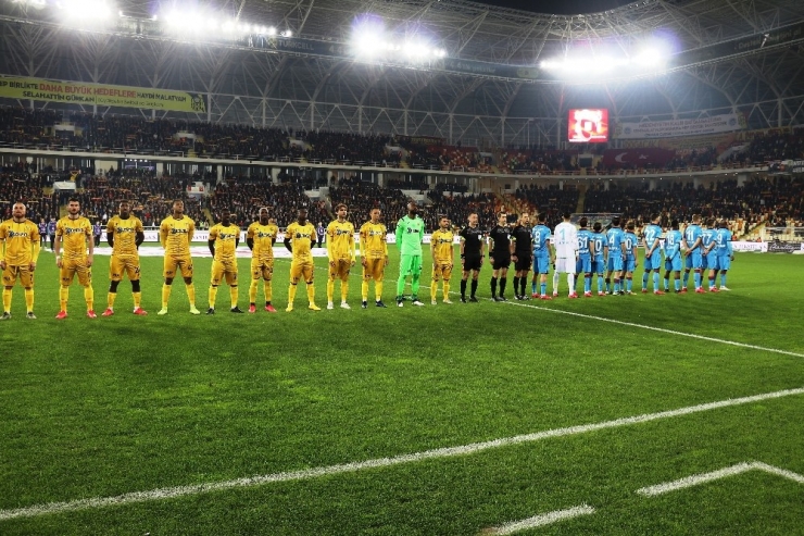 Süper Lig: Yeni Malatyaspor: 0 - Trabzonspor: 1 (Maç Devam Ediyor)