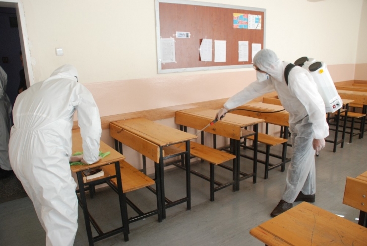 Korona Virüse Karşı Okullar Dezenfekte Edildi