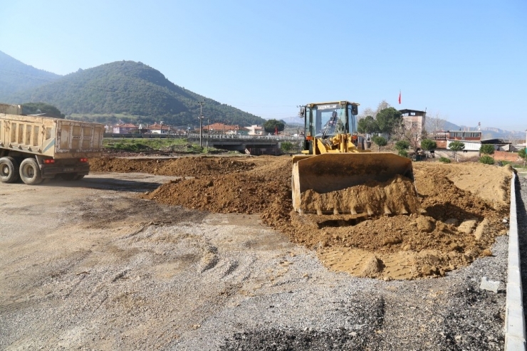 Turgutlu Belediyesinden İki Mahalleye Çim Saha