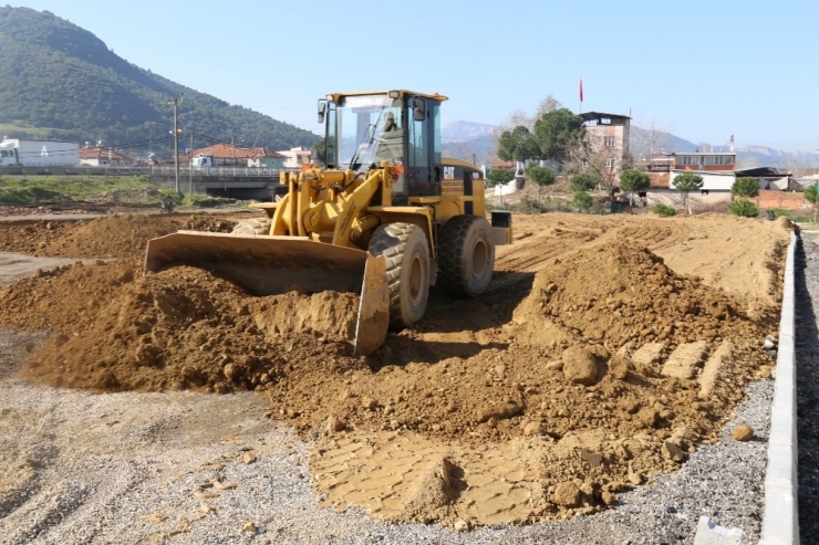 Turgutlu Belediyesinden İki Mahalleye Çim Saha