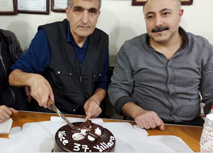 Emektar Kahveciden Emektar Gazeteciye Jest