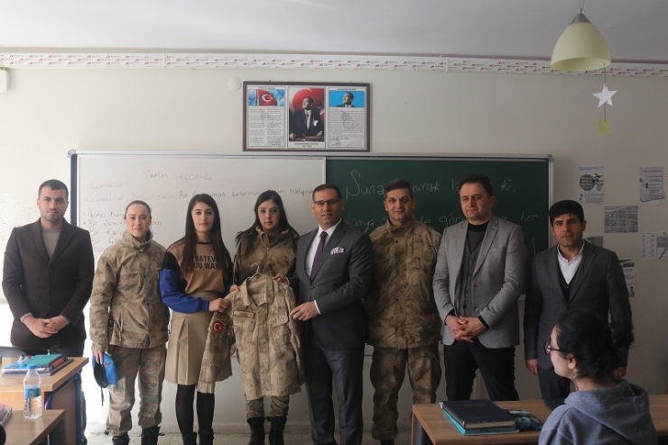 Kaymakam Sayar, Öğrencinin Asker Kıyafeti Hayalini Gerçekleştirdi