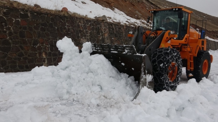 4 Aydır Kardan Kapalı Yol Ulaşıma Açıldı