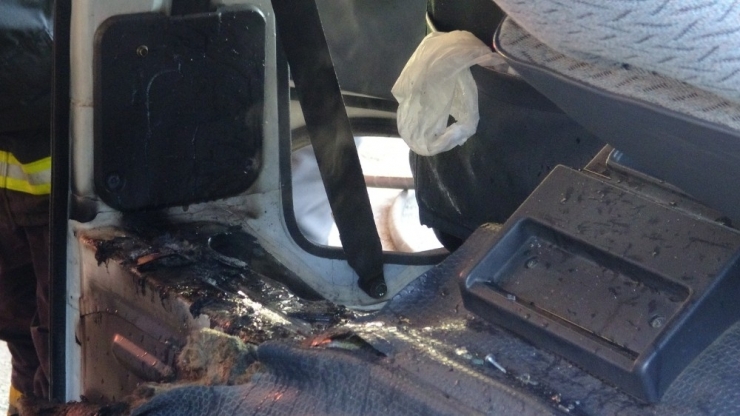 Minibüste Çıkan Yangını Vatandaşlar Söndürdü