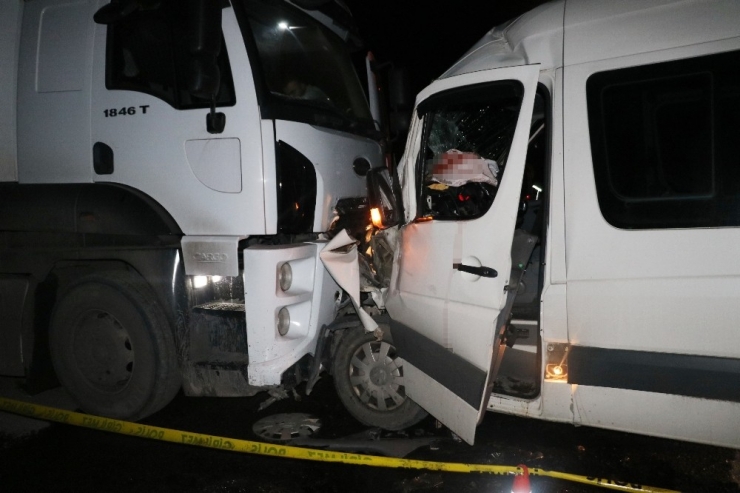 Zonguldak’ta Tır İle Okul Servisi Çarpıştı: 1 Ölü