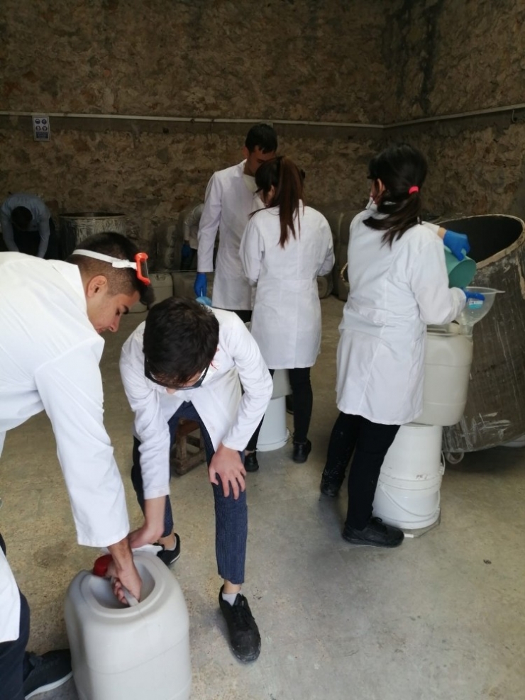 Öğrenciler Korona Virüse Karşı Günde 6 Ton Dezenfektan Üretiyor