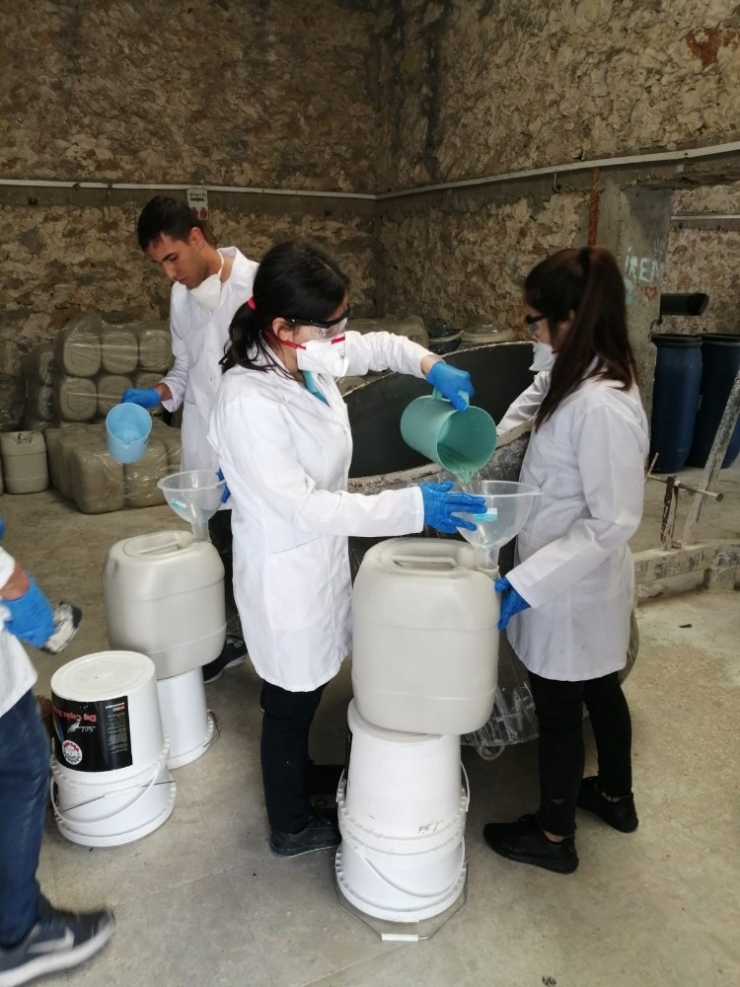 Öğrenciler Korona Virüse Karşı Günde 6 Ton Dezenfektan Üretiyor