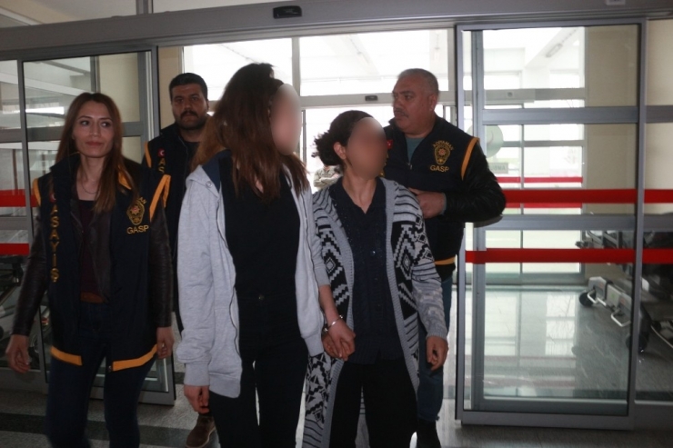 Babasını Öldürdüğü İddia Edilen Genç Kızla Annesi Adliyede