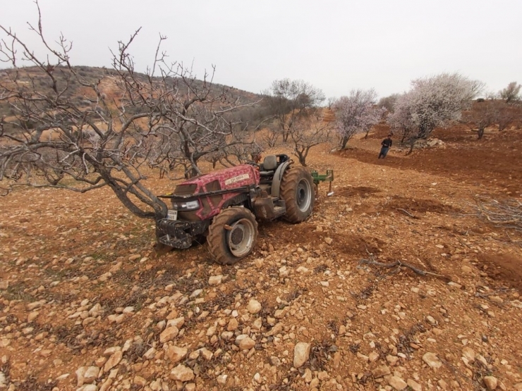 Traktör Altında Kalan Veteriner Hayatını Kaybetti