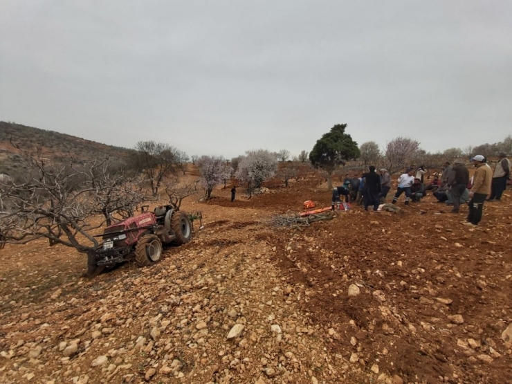 Traktör Altında Kalan Veteriner Hayatını Kaybetti